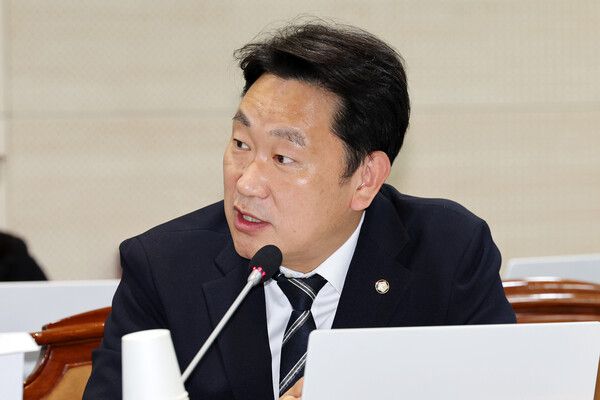 곽상언 더불어민주당 의원은 지난 8일 페이스북에 '지난해 9월부터 올해 8월까지 1년간 뉴스공장에 한 번도 출연하지 않은 민주당 의은 65명에 불과했다'는 한 언론보도를 인용하며 방송인 김어준 씨의 유튜브 권력화를 비판하는 글을 올렸다. [사진=연합뉴스]