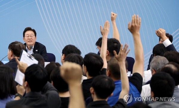 발언권 요청하는 시민들 [사진=연합뉴스]