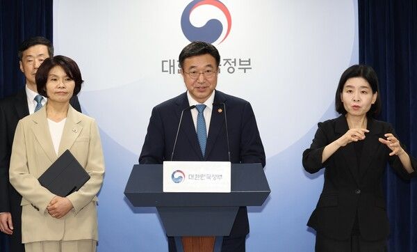 윤호중 행정안전부 장관이 2025년 9월 7일 오후 서울 종로구 정부서울청사 브리핑룸에서 '정부조직 개편방안' 관련한 브리핑을 하고 있다./사진=행정안전부