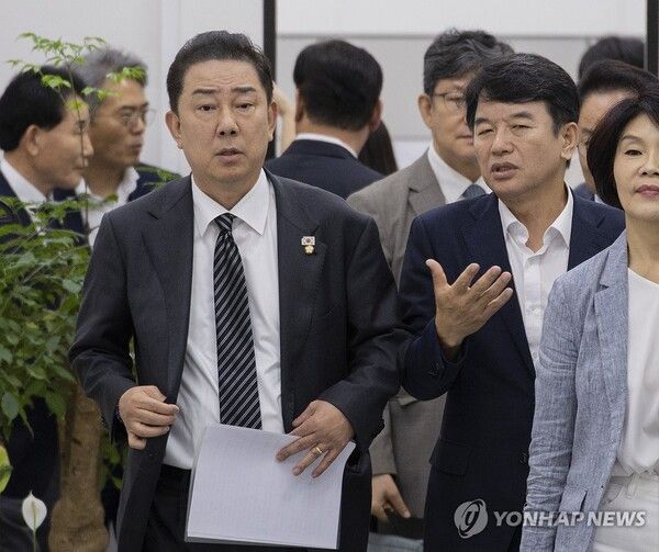 더불어민주당 김병기 원내대표와 한정애 정책위의장, 문진석 원내수석부대표가 11일 국회에서 열린 정책조정회의에 내부 회의를 마친 뒤 입장하고 있다. [사진=연합뉴스]