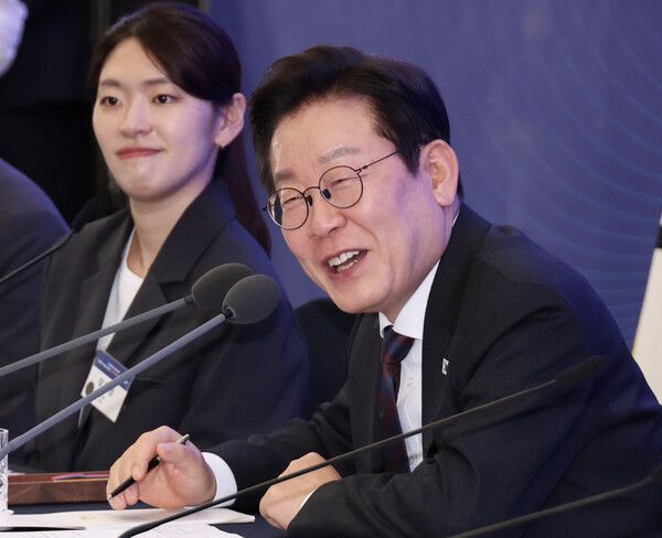 이재명&nbsp;대통령이 10일 서울 마포구 프론트원에서 열린 국민성장펀드 보고대회에서 참석자와 토론하고 있다.[사진=연합뉴스]