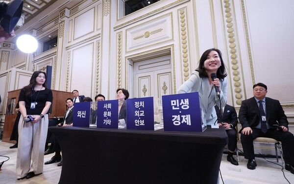 전은수 대통령실 부대변인이 11일 청와대 영빈관에서 열린&nbsp;이재명&nbsp;대통령 취임 100일 기자회견에서 질문자 선정을 위해 추첨함에서 명함을 뽑고 있다. [사진=연합뉴스]