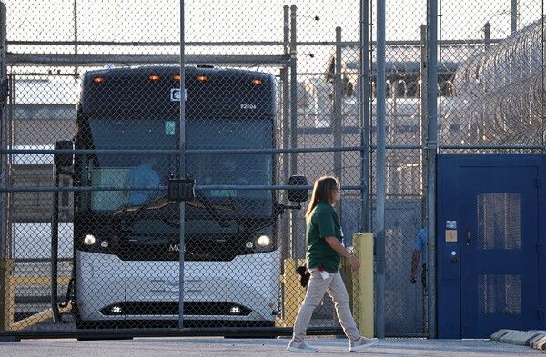 미국&nbsp;이민당국에 구금된 한국인들을 데려오려던&nbsp;전세기&nbsp;출발이&nbsp;미국측 사정으로 어렵게 된 10일(현지시간) 한국인들이 수감돼 있는 조지아주 포크스턴의 이민세관단속국(ICE) 구금시설에 주차돼 있던 버스가 이동에 앞서 대기하고 있다. [사진=연합뉴스]