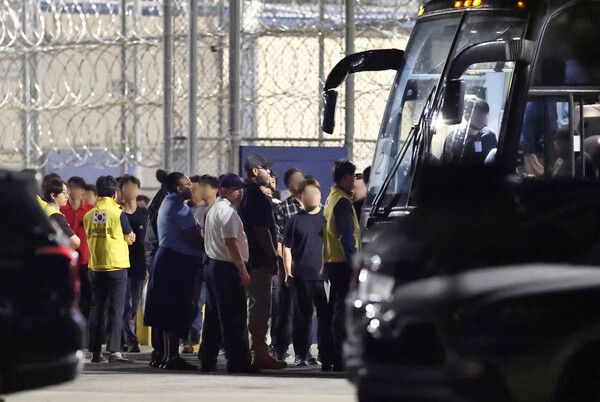 이민단속으로 체포됐던 현대차-LG엔솔 배터리공장 건설 현장 직원들이 애틀란타 공항으로 향하기 위해 11일(현지시간) 미국 조지아주 포크스턴의 이민세관단속국(ICE)&nbsp;구금시설을 나서며 버스에 탑승하고 있다. [사진=연합뉴스]