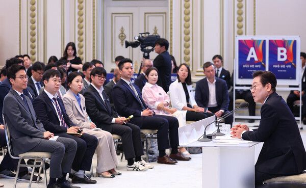 이재명&nbsp;대통령이 11일 청와대 영빈관에서 열린 취임 100일 기자회견 '회복을 위한 100일, 미래를 위한 성장'에서 발언하고 있다. [사진=연합뉴스]