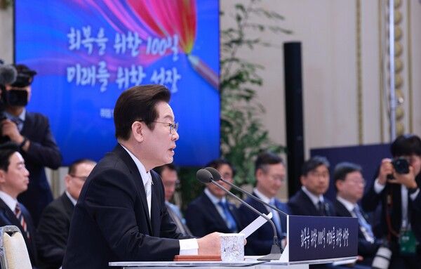 이재명&nbsp;대통령이 11일 청와대 영빈관에서 '회복을 위한 100일, 미래를 위한 성장'을 주제로 취임 100일 기자회견을 하고 있다. [사진=연합뉴스, 대통령실통신사진기자단]