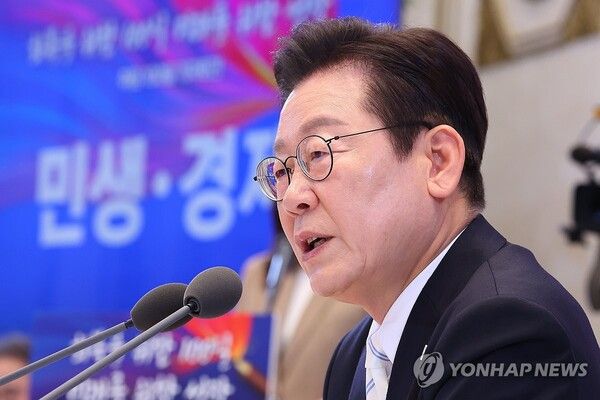 이재명 대통령이 11일 청와대 영빈관에서 '회복을 위한 100일, 미래를 위한 성장'을 주제로 취임 100일 기자회견을 하고 있다. [사진=연합뉴스]