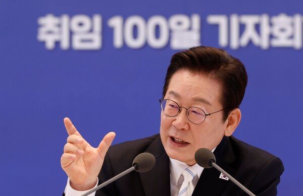 이재명&nbsp;대통령이 11일 청와대 영빈관에서 열린 취임 100일 기자회견 '회복을 위한 100일, 미래를 위한 성장'에서 발언하고 있다. [사진=연합뉴스, 대통령실통신사진기자단]