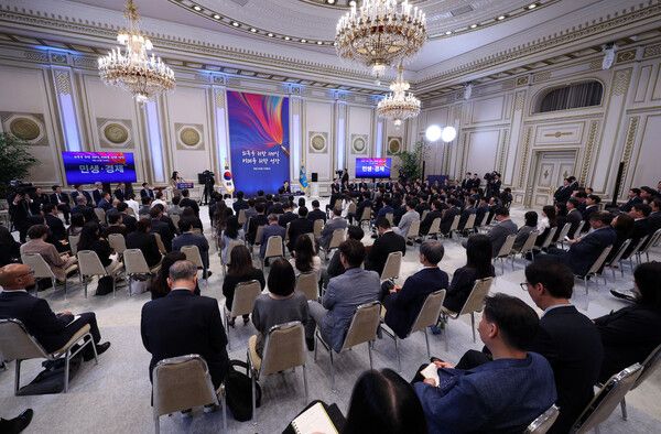 11일 청와대 영빈관에서 '회복을 위한 100일, 미래를 위한 성장'이 진행되고 있다. [사진=연합뉴스]