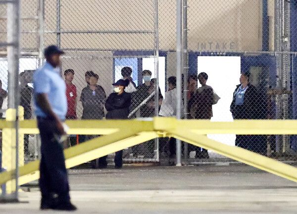 &nbsp;이민단속으로 체포됐던 현대차-LG엔솔 배터리공장 건설 현장 직원들이 애틀란타 공항으로 향하기 위해 11일(현지시간) 미국 조지아주 포크스턴의 이민세관단속국(ICE)&nbsp;구금시설을 나서고 있다. [사진=연합뉴스]