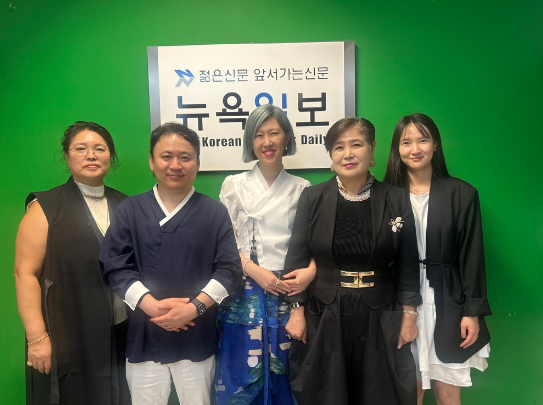 뉴욕 패션위크 행사에 참가하고 있는 한국의 퓨전 한복브랜드 '리슬(Leesle)'의 황이슬 대표 디자이너가 뉴욕 패션위크 후원업체로 나선 K-가디언스의 최미경 대표와 함께 행사 홍보차 9일(화), 뉴욕일보를 방문했다. 사진 왼쪽에서 첫 번째 줄리 장 뉴욕 패션위크 VIP 프로모터, 세 번째 황이슬 디자이너, 네 번째 최미경 K-가디언스 대표. [사진 제공 = 뉴욕일보]