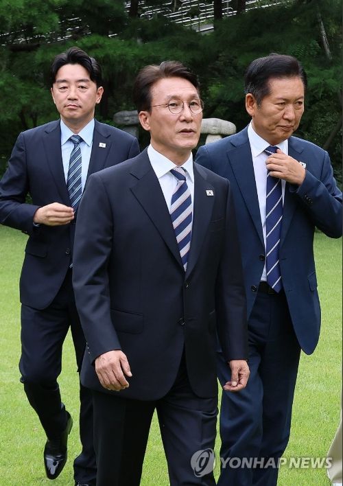 지난 7일 '공소-기소 분리의 검찰개혁안'을 포함한 정부조직법 개정안을 확정발표한 고위당정협의회에 참석하는 김민석 국무총리-정청래 민주당 대표-강훈식 대통령실 비서실장의 표정이 굳어있다. [사진=연합뉴스]