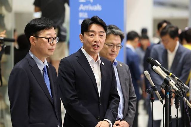 &nbsp;미국에 구금됐던 한국인 근로자들이 귀국한 12일 인천국제공항 제2여객터미널 입국장에서 강훈식 대통령 비서실장과 박윤주 외교부 1차관, 문신학 산업통상부 1차관이 브리핑하고 있다. 2025.9.12 [사진=공동취재=연합뉴스]