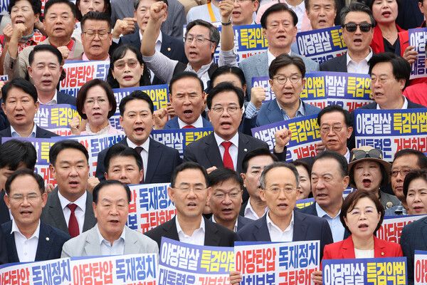 &nbsp;국민의힘&nbsp;장동혁 대표, 송언석 원내대표, 권성동, 추경호 의원 등 의원들이 12일 서울 여의도 국회 본청 앞 계단에서 열린 '야당 탄압 독재정치 규탄 대회'에서 구호를 외치고 있다. [사진=연합뉴스]