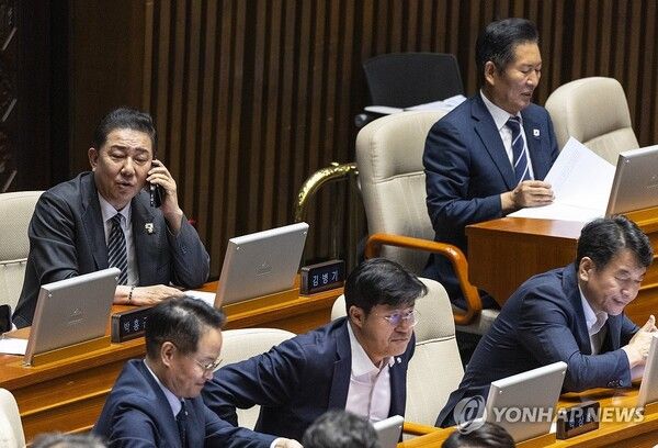 더불어민주당 정청래 대표(오른쪽)과 김병기 원내대표가 11일 국회 본회의에서 상정된 '더센 특검법(3대 특검법 개정안)' 개정안에 대한 수정안 처리를 지켜보고 있다. 정청래 대표와 김병기 원내대표가 냉랭하다. [사진=연합뉴스]