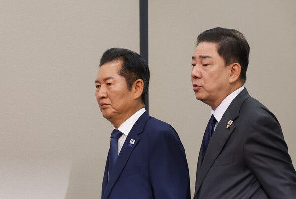 더불어민주당 정청래 대표(왼쪽)와 김병기 원내대표가 10일 서울 여의도 국회에서 열린 최고위원회의에 입장하고 있다. [사진=연합뉴스]