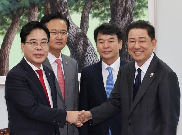 더불어민주당&nbsp;김병기&nbsp;원내대표, 국민의힘&nbsp;송언석&nbsp;원내대표가 10일 서울 여의도 국회에서 회동을 갖고 있다. [사진=연합뉴스]