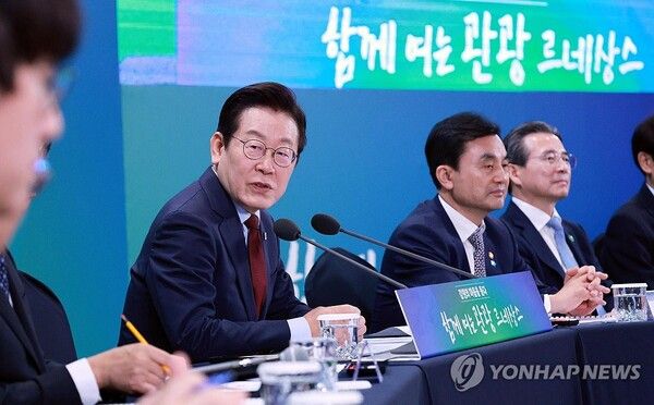 이재명 대통령이 12일 광주·대전·부산에 이어 강원도를 찾아 도민 200여명과 '강원의 마음을 듣다' 타운홀 미팅을 가졌다 [사진=연합뉴스]