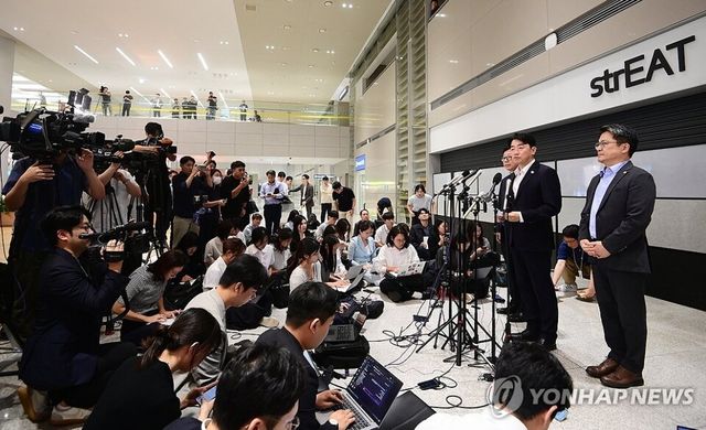 &nbsp;미국 이민당국에 의해 조지아주에 구금됐던 한국인 근로자들이 귀국한 12일 인천국제공항 제2여객터미널 입국장에 가득찬 내외신 기자들의 취재열기가 뜨겁다. 강훈식 대통령 비서실장과 박윤주 외교부 1차관, 문신학 산업통상부 1차관이 브리핑하고 있다. 2025.9.12 [사진=공동취재=연합뉴스]