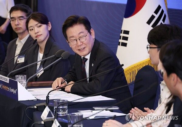 [사진=이재명 대통령이 10일 서울 마포구 프론트원에서 열린&nbsp;국민성장펀드&nbsp;보고대회에서 참석자와 자유토론을 하고 있다. (연합뉴스 제공) ]