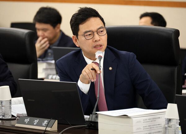 박정훈 국민의힘 의원은 12일 라디오에 출연해&nbsp;&nbsp;'더 센 특검법' 통과를 앞두고 지난 10일 오후 여야가 합의했다고 알려지자 국민의힘 의원들이 민주당 강성 지지층인 '개딸'들로부터 합의 파기를 요구하는 문자를 받았다고 말했다. [사진=연합뉴스]