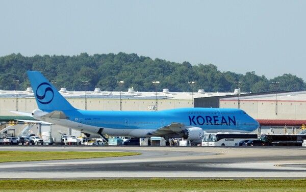 &nbsp;미국 이민당국에 의해 체포·구금됐다 풀려난 한국인 근로자들이 11일(현지시간) 미국 조지아주 하츠필드-잭슨 애틀랜타 국제공항에서 대한항공 전세기에 탑승하고 있다.[사진=연합뉴스]