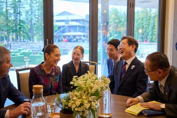 이재명 대통령과 클라우디아 셰인바움&nbsp;멕시코&nbsp;대통령이&nbsp; 6월 17일(현지시간) 캐나다 앨버타주 캐내내스키스 주요 7개국(G7) 정상회의장에서 정상회담을 하고 있다. [사진=연합뉴스]