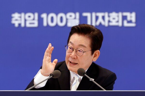 &nbsp;이재명&nbsp;대통령이 11일 청와대 영빈관에서 열린&nbsp;취임&nbsp;100일 기자회견 '회복을 위한 100일, 미래를 위한 성장'에서 취재진 질문에 답하고 있다. [사진=연합뉴스, 대통령실통신사진기자단]