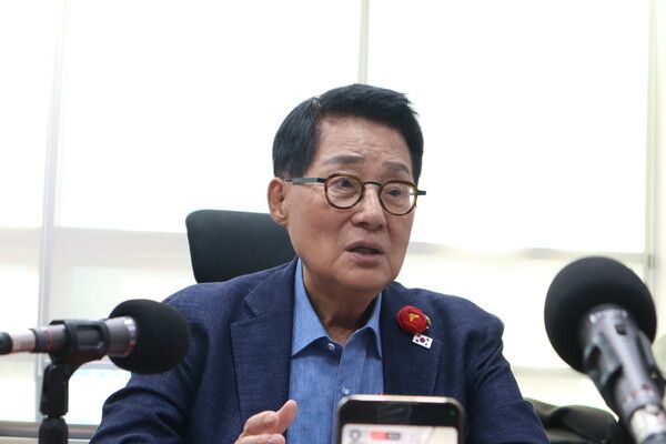 박지원 민주당 의원이 11일 폴리뉴스와의 인터뷰에서 