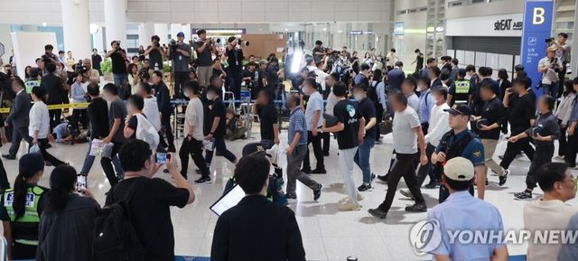 지난 4일 미 이민단속국에 의해 '구금'되었던 우리 국민들이 12일 돌아왔다. 인천공항 입국장에 귀국하는 한국 근로자들 [사진=연합뉴스]