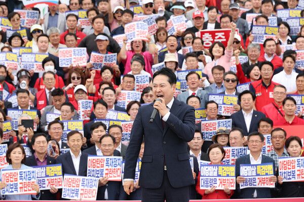 국민의힘&nbsp;장동혁 대표가 12일 서울 여의도 국회 본청 앞 계단에서 열린 '야당 탄압 독재정치 규탄 대회'에서 발언하고 있다. [사진=연합뉴스]