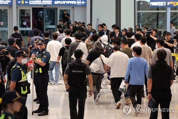 조지아주에 구금됐던 한국인 근로자들이 12일 영종도 인천국제공항 제2여객터미널 입국장을 나서고 있다 [사진=연합뉴스]