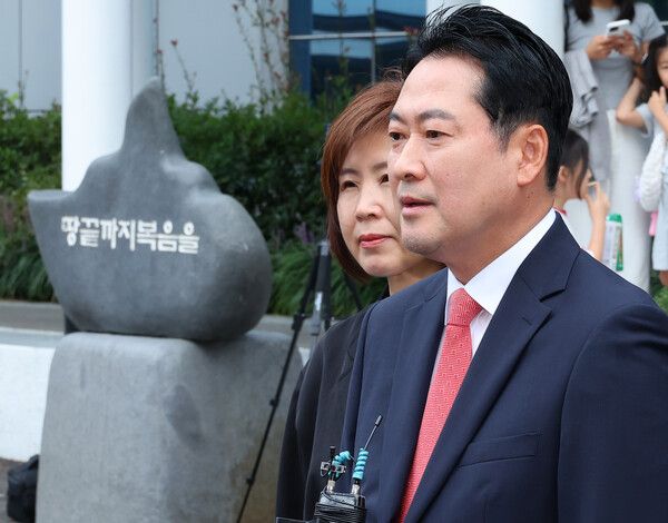 &nbsp;국민의힘&nbsp;장동혁&nbsp;대표가 14일 오전 부산 강서구 세계로교회 예배에 참석 하기 전 취재진 질문에 답하고 있다. 국민의힘 지도부는 이날 부산 첫 방문 일정으로 최근 구속된 손현보 목사가 담임 목사로 있는 세계로교회 예배에 참석했다.[사진=연합뉴스]