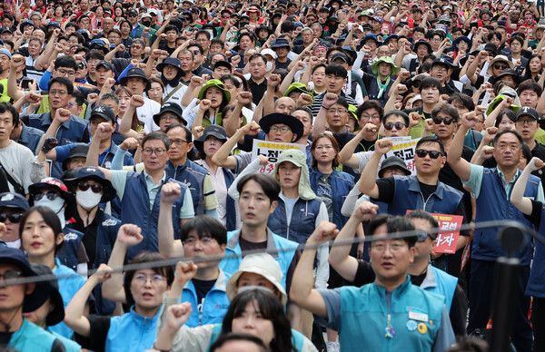전국민주노동조합총연맹(민노총) 조합원들이 13일 서울 중구 시청역 인근에서 결의대회를 열고&nbsp; 구호를 외치고 있다. [사진=연합뉴스]