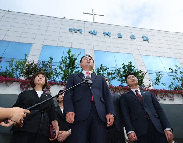 국민의힘&nbsp;장동혁&nbsp;대표가 14일 오전 부산 강서구 세계로교회 예배에 참석 하기 전 취재진 질문에 답하고 있다. [사진=연합뉴스]