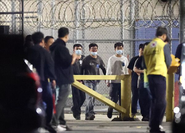 &nbsp;이민단속으로 체포됐던 현대차-LG엔솔 배터리공장 건설 현장 직원들이 애틀랜타 공항으로 향하기 위해 11일(현지시간) 미국 조지아주 포크스턴의 이민세관단속국(ICE) 구금시설을 나서고 있다. [사진=연합뉴스]