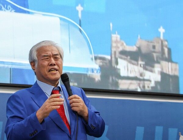 전광훈 사랑제일교회 목사가 이끄는 대한민국바로세우기운동본부(대국본)는 13일 오후 1시 종로구 광화문광장 인근에서 종교 탄압을 비판하는 광화문 국민대회를 열었다. [사진=연합뉴스]