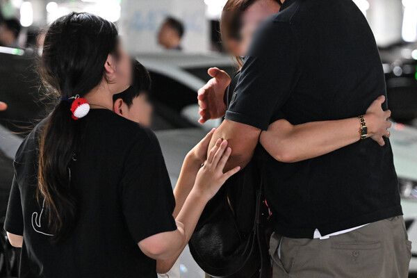 미국 이민당국에 의해 조지아주에&nbsp;구금됐던 한국인 근로자가 12일 인천국제공항 제2여객터미널을 통해 귀국한 뒤 주차장에서 가족과 만나고 있다. [사진=연합뉴스]