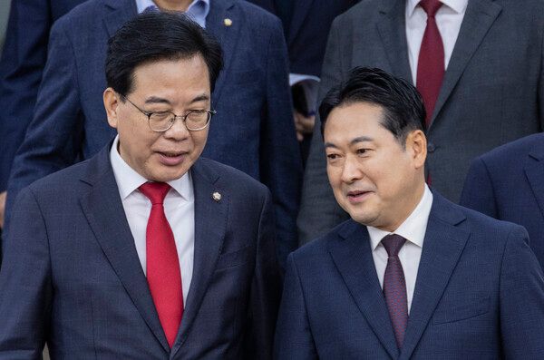 국민의힘&nbsp;장동혁&nbsp;대표와 송언석 원내대표가 12일 국회에서 열린 당 주최로 열린 '이재명 정부 100일 국정 파탄 실정 토론회'에 입장하고 있다. [사진=연합뉴스]