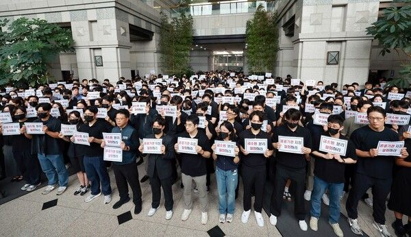 &nbsp;금융감독원 노동조합원과 직원들이 9일 서울 영등포구 여의도&nbsp;금감원&nbsp;로비에서&nbsp;금감원을 공공기관으로 지정하고&nbsp;금감원에서 금융소비자보호원을 분리하는 정부조직 개편안을 규탄하고 있다. [사진=연합뉴스]