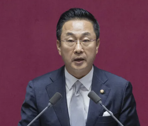 박성준 더불어민주당 의원이 15일 국회에서 열린 정치 대정부질문에서 김민석 총리에게 질의하고 있다. [사진=연합뉴스]