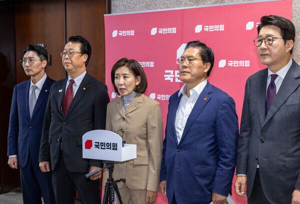 &nbsp;국민의힘&nbsp;법사위원들이 16일 국회 법제사법위원회 전체 회의에서&nbsp;국민의힘&nbsp;간사로 나선 나경원 의원의 선임 건이 무기명 투표를 통해 부결된 뒤 기자회견을 하고 있다. [사진=연합뉴스]