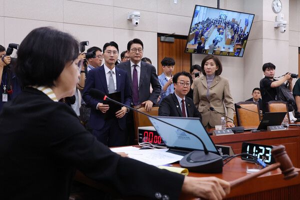 &nbsp;16일 서울 여의도 국회에서 열린 법제사법위원회 전체회의에서 추미애&nbsp;법사위원장이 나경원 의원 간사 선임의 건 표결에 대해 무기명 투표를 선언하자 이에 항의하며 국민의힘 의원들이 퇴장하고 있다. [사진=연합뉴스]