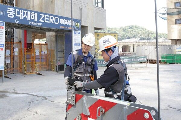 (주)한화 건설부문이 스마트 안전진단 장비를 활용해 와이어로프를 점검하고 있다 [사진=(주)한화 건설부문]