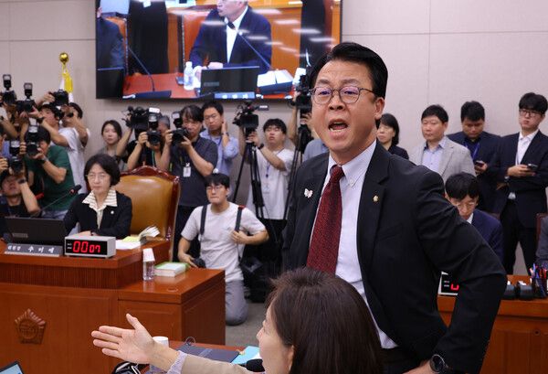 국민의힘 곽규택 의원이 16일 서울 여의도 국회에서 열린 법제사법위원회 전체회의에서 무소속 최혁진 의원 발언에 항의하고 있다. [사진=연합뉴스]