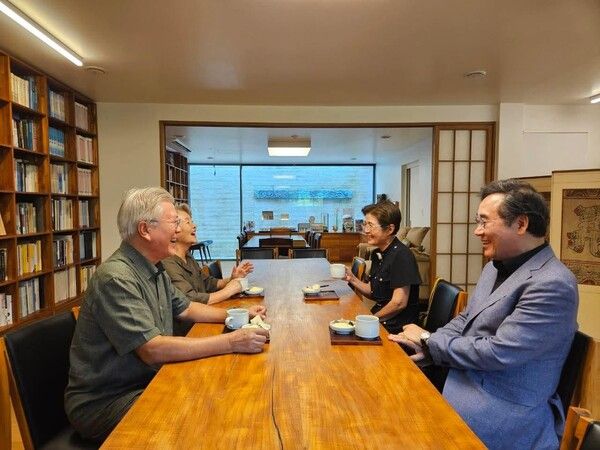 새미래민주당&nbsp;이낙연&nbsp;상임고문이 경남 양산 평산마을을 찾아 문재인 전 대통령을 예방했다.&nbsp;이 상임고문은 13일 자신의 페이스북에 