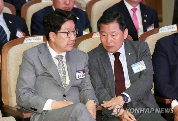 권성동 의원과 이철규 의원 [사진=연합뉴스]