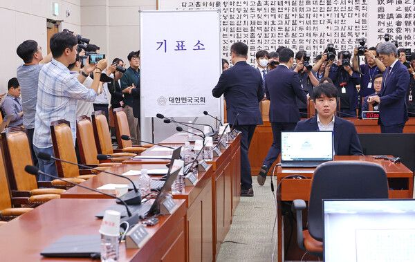 16일 서울 여의도 국회에서 열린 법제사법위원회 전체회의에서 민주당 의원들이 국민의힘&nbsp;나경원&nbsp;의원 간사 선임의 건에 대한 무기명 투표를 하고 있다.&nbsp;국민의힘 의원들은 투표에 참여하지 않았다. [사진=연합뉴스]