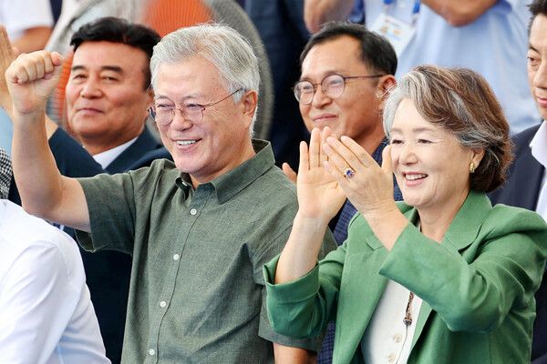 문재인&nbsp;전 대통령과 김정숙 여사가 12일 오후 광주 동구 국립아시아문화전당 인근 5·18민주광장에서 열린 2025 세계양궁선수권대회 리커브 여자 개인전을 관람하면서 환호하고 있다. [사진=연합뉴스]