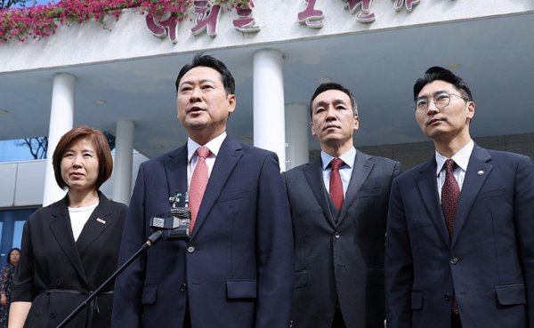 9월14일 오전 부산 강서구 세계로 교회 예배 참석전 취재진 질문에 답하고 있다. [사진=연합뉴스]